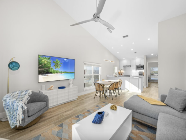 Intimate 4 unit beachfront complex
